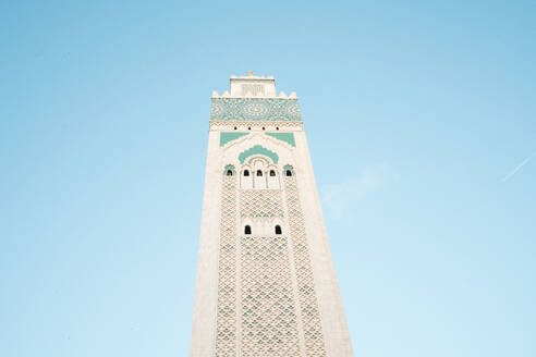 Niedriger Blickwinkel auf die Moschee Hassan II gegen den Himmel - CAVF70774