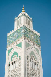 Niedriger Blickwinkel auf die Moschee Hassan II bei klarem Himmel - CAVF70775