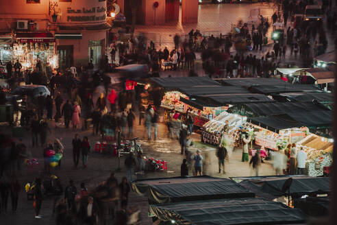 Blick von oben auf die Menschen auf dem nächtlichen Markt von Marrakesch - CAVF70778