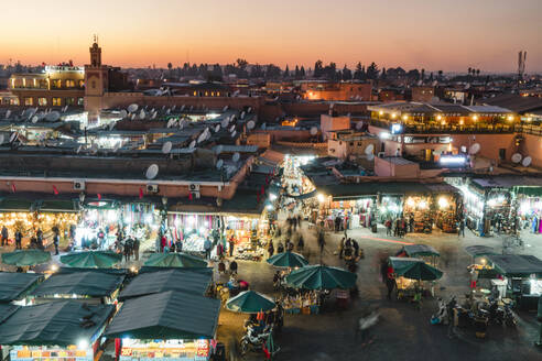 Hohe Winkel Ansicht der Menschen Einkaufen in Marrakesch Markt während der Nacht in der Stadt - CAVF70779