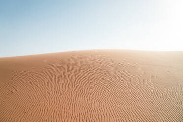 Landschaftliche Ansicht der Wüste gegen den klaren Himmel an einem sonnigen Tag - CAVF70781