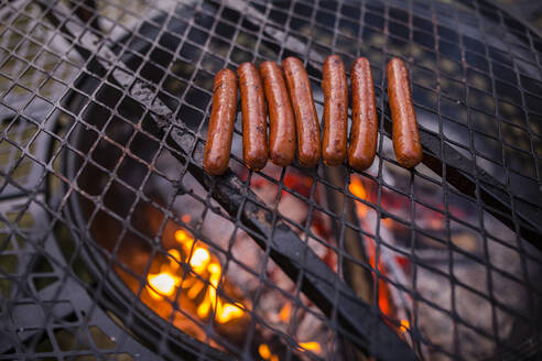 Hochformatige Ansicht von Würstchen auf dem Grill - CAVF70805