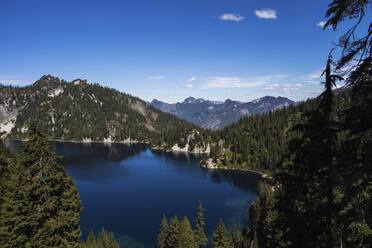 Blick auf den See vor blauem Himmel - CAVF70823