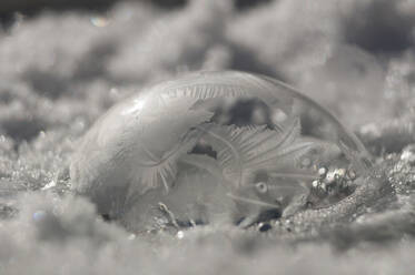 Nahaufnahme einer gefrorenen Blase im Wasser - CAVF70829