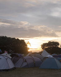 Zelte gegen den bewölkten Himmel auf dem Campingplatz bei Sonnenuntergang - CAVF70892