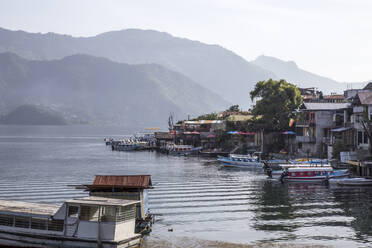 Hohe Winkel Ansicht der Boote auf See gegen Berge vertäut - CAVF70923