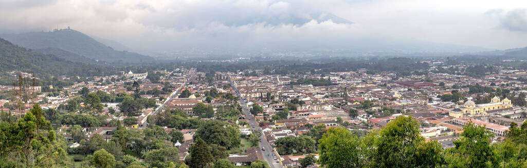 Panoramablick auf das Stadtbild gegen den bewölkten Himmel - CAVF70926