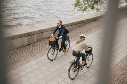 Hohe Winkel Ansicht der Menschen fahren Fahrräder auf dem Gehweg in der Stadt - MASF15574