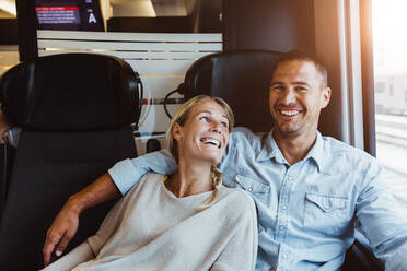 Glückliches Paar genießt die Fahrt im Zug - MASF15775