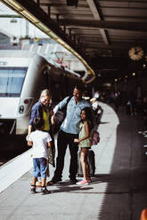 Familie begrüßt Mann am Bahnhof - MASF15813