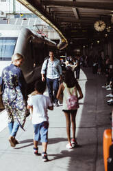 Familie, die auf dem Bahnsteig mit dem Zug spazieren geht - MASF15817