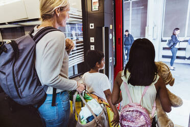 Mutter mit Kindern in der Stadt beim Aussteigen aus dem Zug - MASF15841