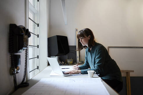 Selbstbewusste Architektin mit Laptop im Büro - MASF15959