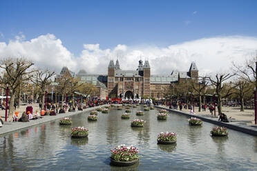 Rijksmuseum gegen bewölkten Himmel an einem sonnigen Tag - CAVF70994