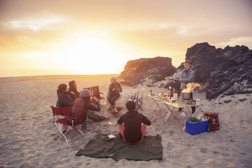 Freunde zelten am Strand bei Sonnenuntergang - CAVF71075