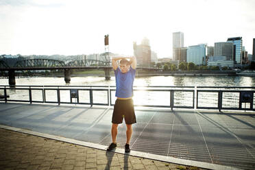 Sportlicher Mann beim Sport auf der Promenade in der Stadt - CAVF71093