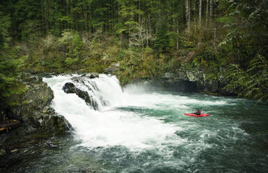 Kajakfahrer auf einem Fluss im Wald aus einem hohen Winkel - CAVF71109