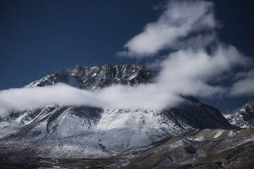 Landschaftliche Ansicht eines schneebedeckten Berges gegen den Himmel - CAVF71206