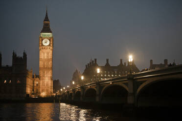 Beleuchteter Big Ben und Westminster Bridge bei klarem Himmel in der Nacht - CAVF71237