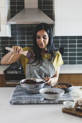 Frau macht Schokoladensauce in der Küche - CAVF71311