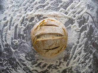 Nahaufnahme von Brot auf der Küchentheke - CAVF71327
