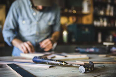 Mann arbeitet in einer Werkstatt - CAVF71330