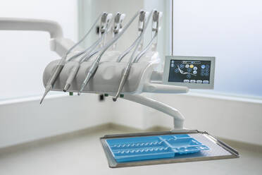 Zahnarztstuhl und Ausrüstung in einer Zahnklinik - DLTSF00354