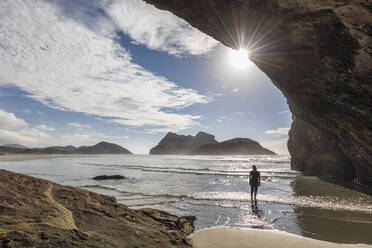 Neuseeland, Südinsel, Tasman, Tourist in Höhle am Wharariki Beach - FOF11403