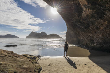 Neuseeland, Südinsel, Tasman, Tourist in Höhle am Wharariki Beach - FOF11404