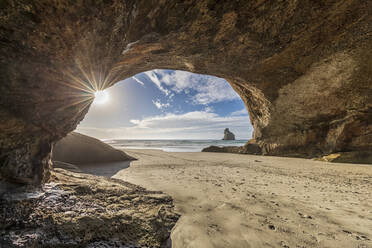 Neuseeland, Südinsel, Tasman, Höhle am Strand von Wharariki - FOF11410