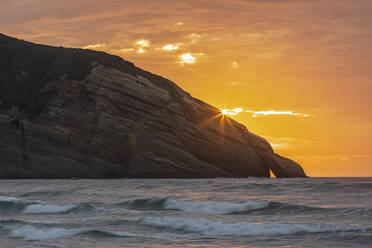 Neuseeland, Südinsel, Tasman, Wharariki Beach bei Sonnenuntergang - FOF11411