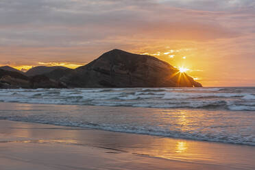 Neuseeland, Südinsel, Tasman, Wharariki Beach bei Sonnenuntergang - FOF11412