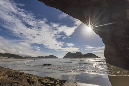 Neuseeland, Südinsel, Tasman, Höhle am Strand von Wharariki - FOF11420