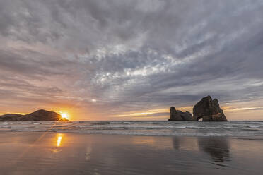 Neuseeland, Südinsel, Tasman, Wharariki Beach und Archway Islands bei Sonnenuntergang - FOF11426