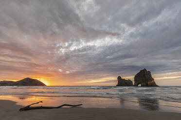 Neuseeland, Südinsel, Tasman, Wharariki Beach und Archway Islands bei Sonnenuntergang - FOF11427