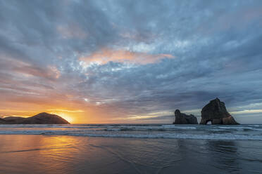 Neuseeland, Südinsel, Tasman, Wharariki Beach und Archway Islands bei Sonnenuntergang - FOF11428