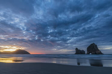 Neuseeland, Südinsel, Tasman, Wharariki Beach und Archway Islands bei Sonnenuntergang - FOF11430
