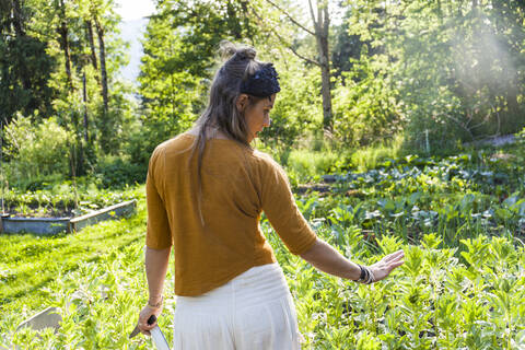 Frau in ihrem Garten, lizenzfreies Stockfoto