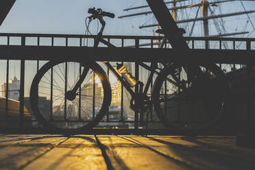 Deutschland, Hamburg, Fahrrad auf Landungsbrucken im Morgenlicht - IHF00202