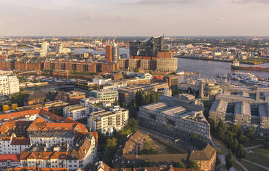 Deutschland, Hamburg, Luftaufnahme von Stadt und Elbphilharmonie - IHF00210