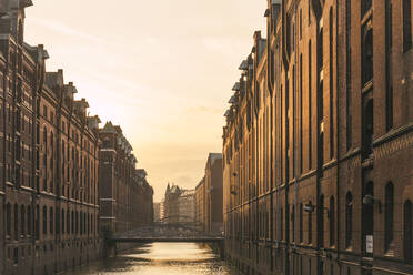 Deutschland, Hamburg, Speicherstadt, Alte Lagerhäuser und Kanal im Morgenlicht - IHF00215