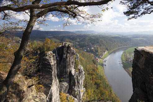 Deutschland, Sachsen, Rathen, Blick auf das Elbtal im Herbst von der Basteifelsenformation aus - WIF04137