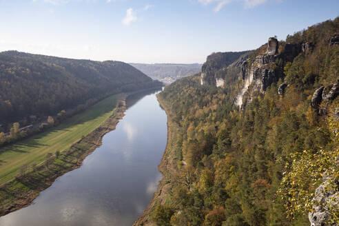 Deutschland, Sachsen, Rathen, Blick auf das Elbtal im Herbst von der Basteifelsenformation aus - WIF04138