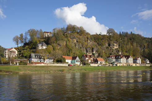 Deutschland, Sachsen, Rathen, Dorf am Elbufer im Nationalpark Sächsische Schweiz - WIF04139