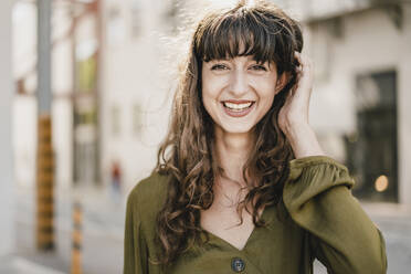 Portrait of smiling brunette woman - KNSF06980