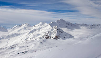 Verschneite Berge in blauem und weißem Himmel - CAVF71351