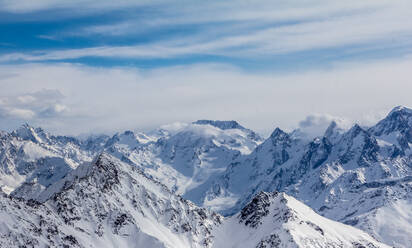 Verschneite Berge in blauem und weißem Himmel - CAVF71352