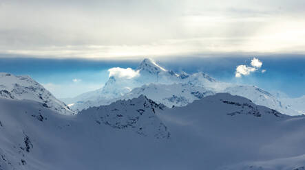 Verschneite Berge in blauem und weißem Himmel - CAVF71353