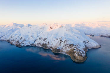 Luftaufnahme der schneebedeckten Insel Amaknak, Unalaska, AK, USA. - AAEF06060