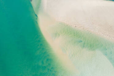 Abstrakte Luftaufnahme über Sand- und Wasserlandschaft, Victoria, Australien. - AAEF06067